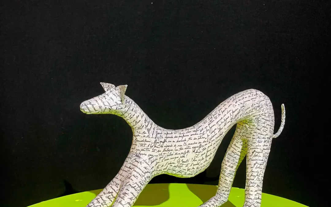 Galgo estirado blanco letras negras