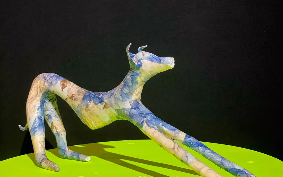 Galgo estirado flores