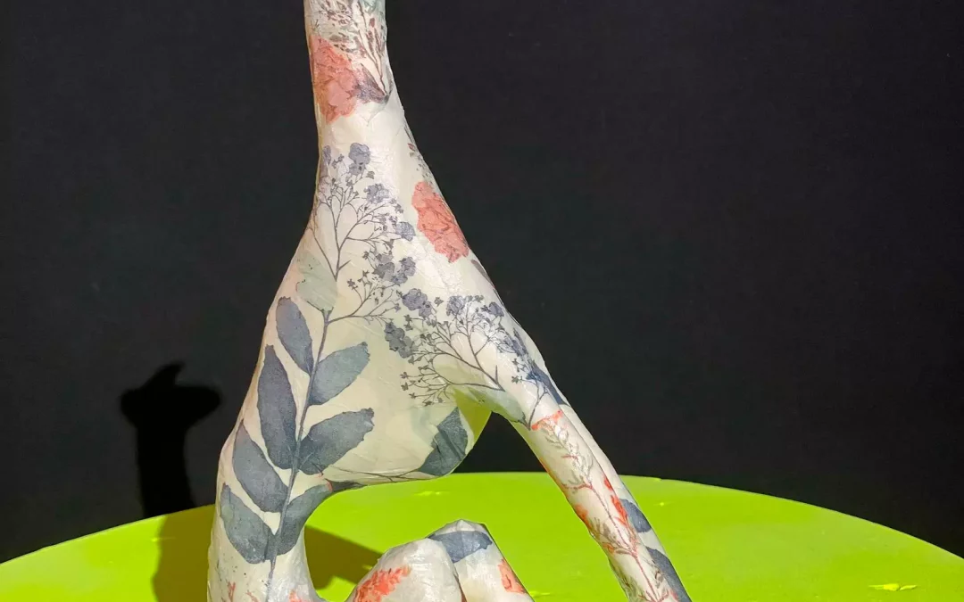 Galgo sentado flores