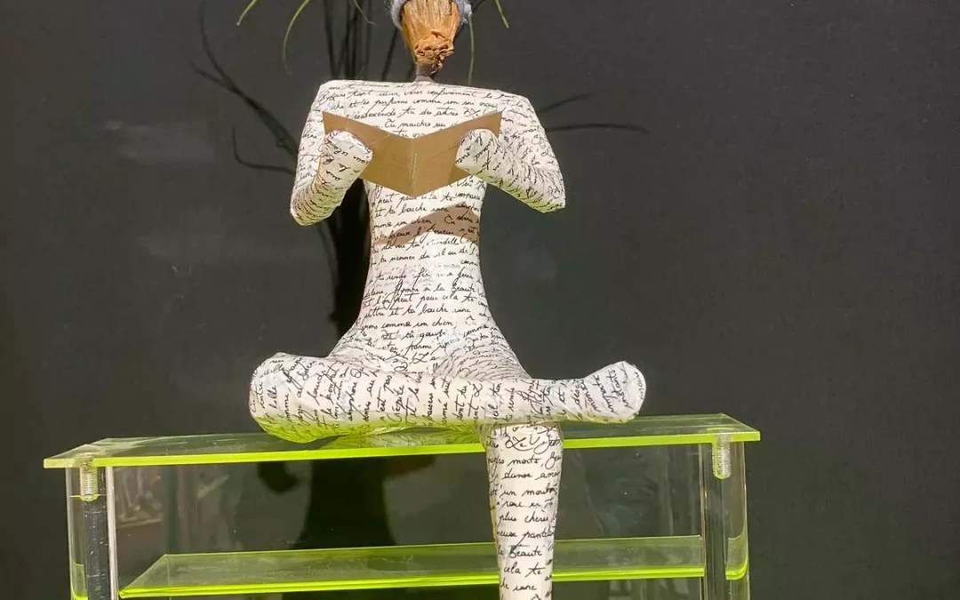 Escultura lector hombre