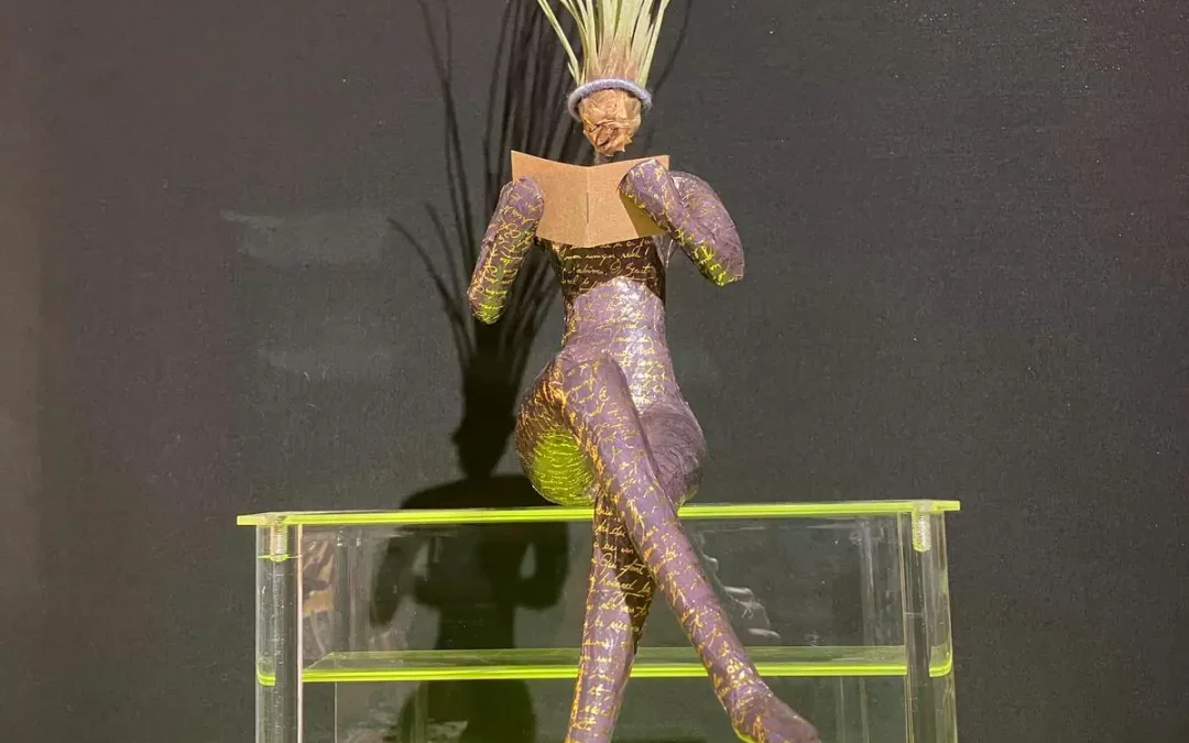 Escultura lectora mujer negro